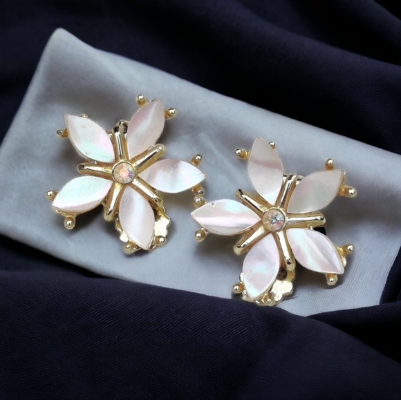 Vintage Jewelry - Vintage pat pend mother of pearl crystal flower earrings